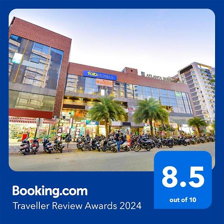 OYO Flagship 76949 Hotel Happinex Surat Exterior foto