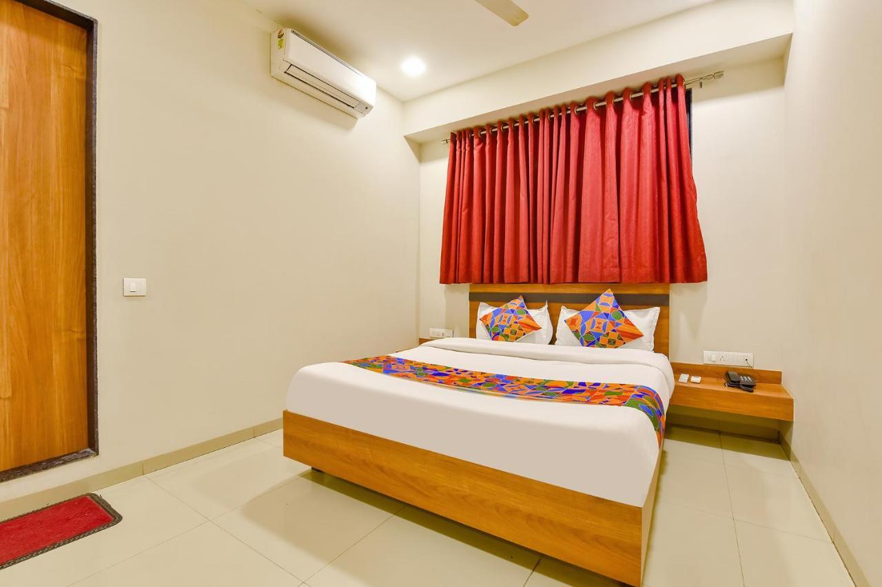 OYO Flagship 76949 Hotel Happinex Surat Exterior foto