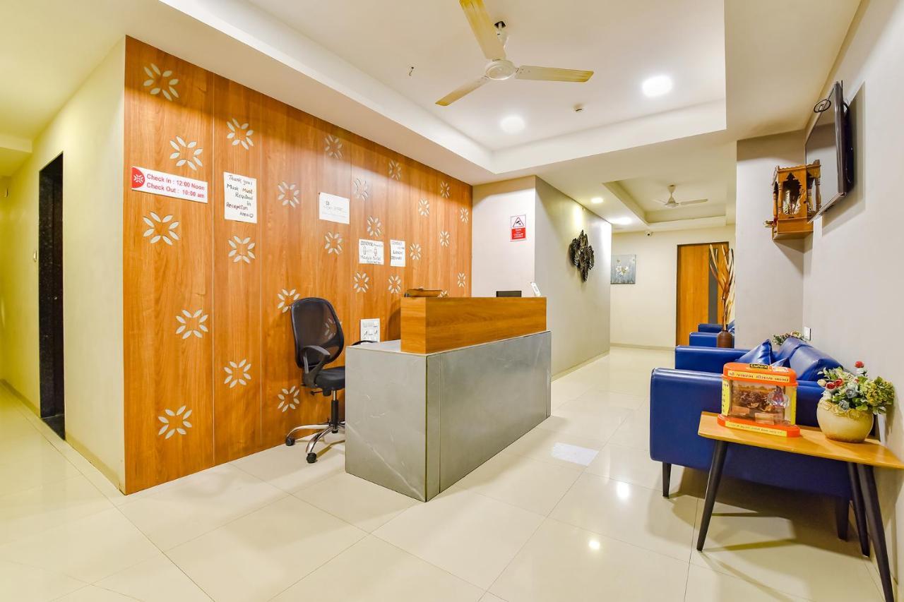 OYO Flagship 76949 Hotel Happinex Surat Exterior foto