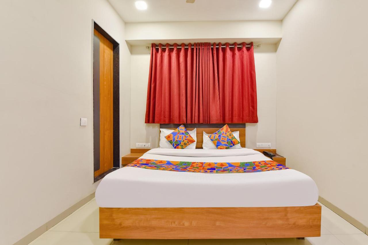 OYO Flagship 76949 Hotel Happinex Surat Exterior foto