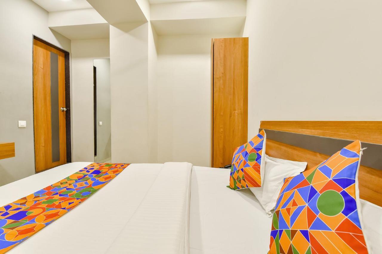 OYO Flagship 76949 Hotel Happinex Surat Exterior foto