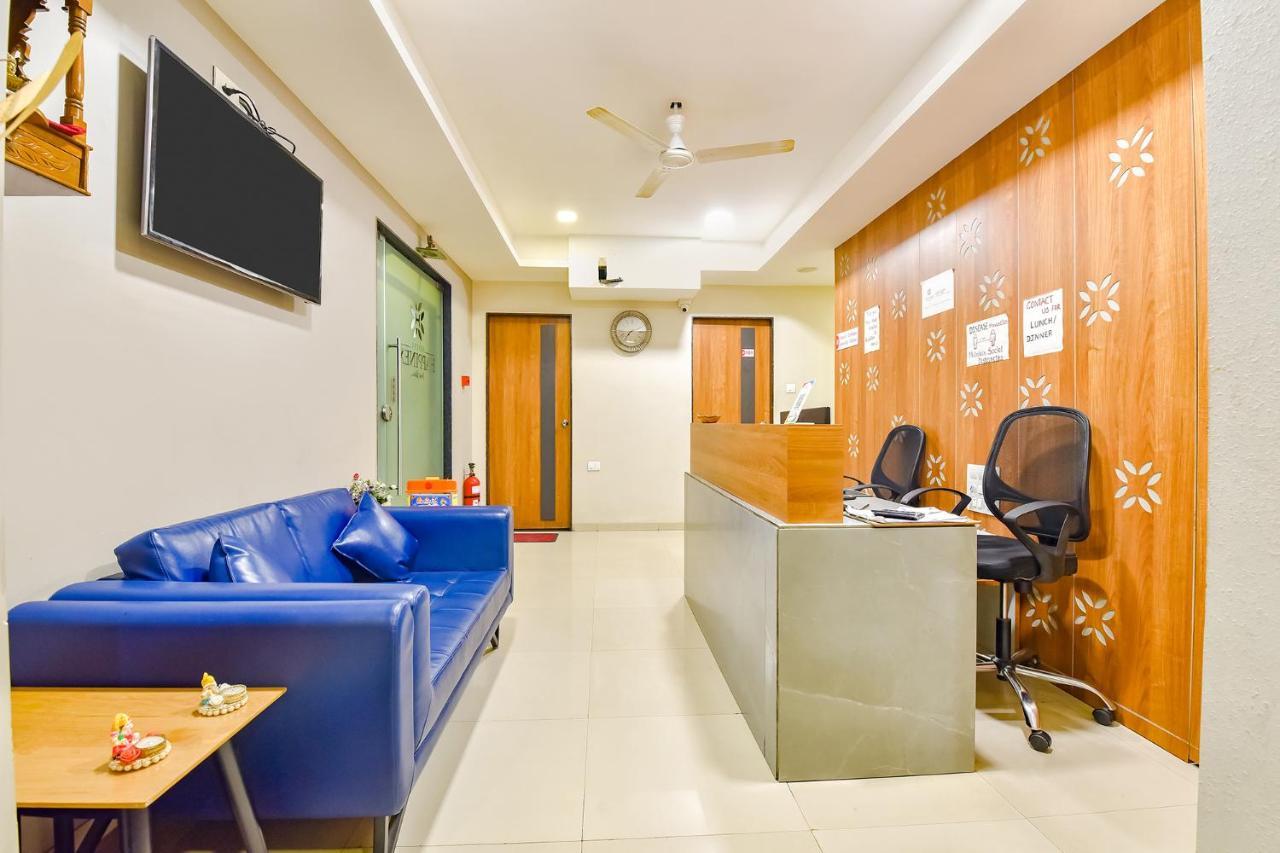 OYO Flagship 76949 Hotel Happinex Surat Exterior foto