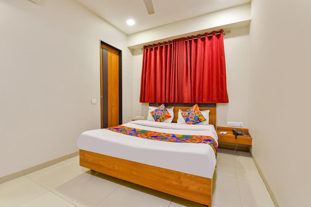 OYO Flagship 76949 Hotel Happinex Surat Exterior foto