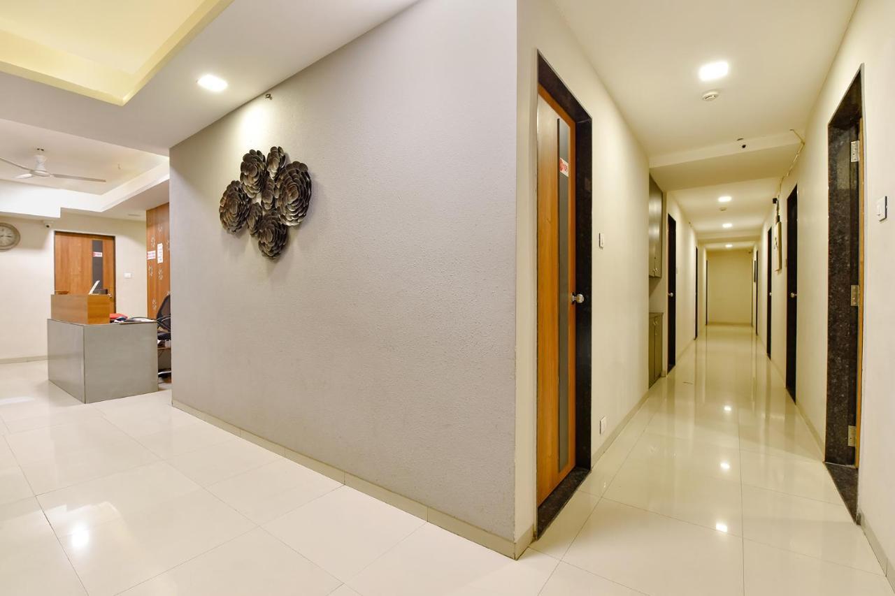OYO Flagship 76949 Hotel Happinex Surat Exterior foto