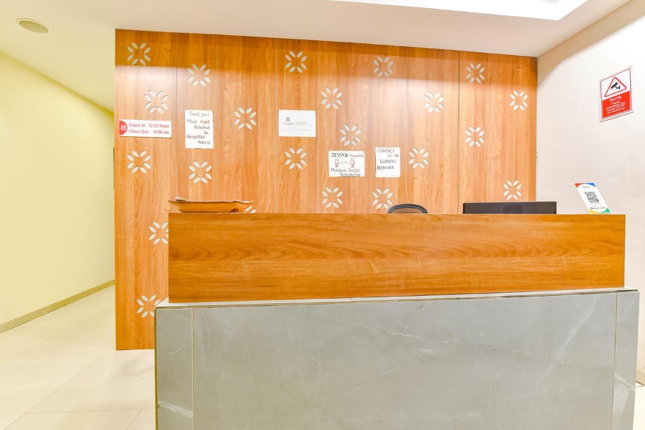 OYO Flagship 76949 Hotel Happinex Surat Exterior foto